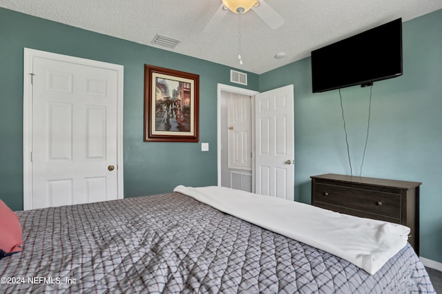 bedroom featuring ceiling fan and a textured ceiling