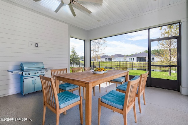 sunroom featuring ceiling fan