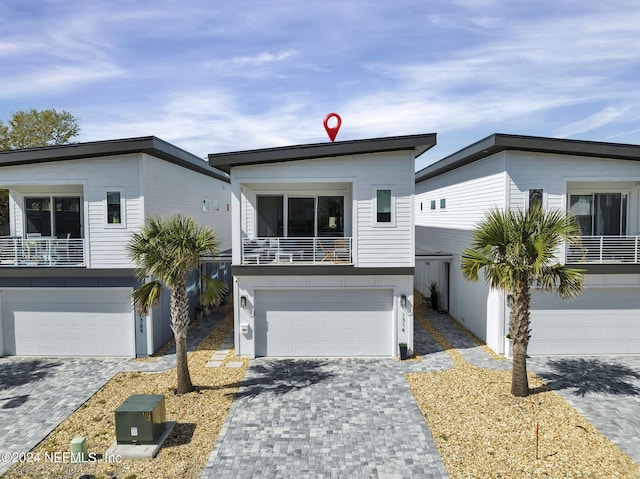 view of front facade with a garage