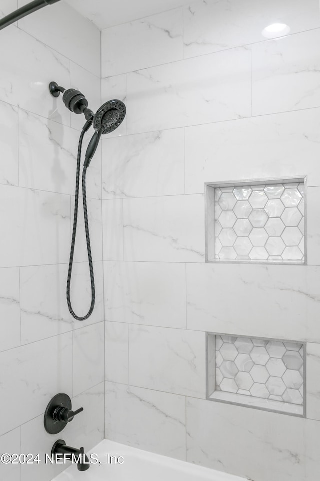 bathroom featuring tiled shower / bath combo