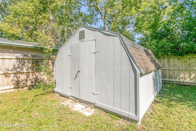 view of outdoor structure featuring a yard