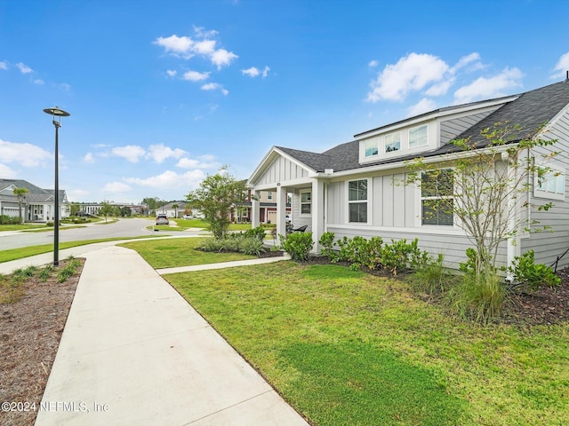 view of front of house with a front lawn