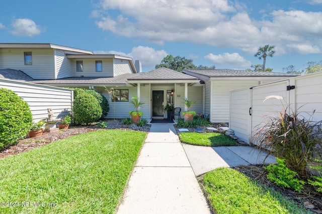 view of front of house featuring a front lawn and fence