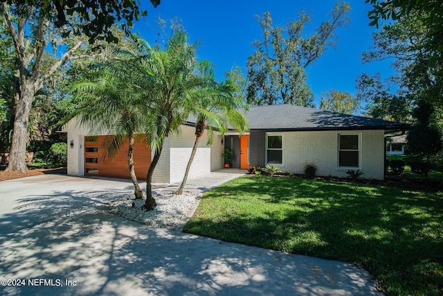 view of front of home featuring a front lawn