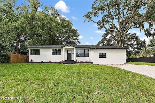 single story home with a front lawn