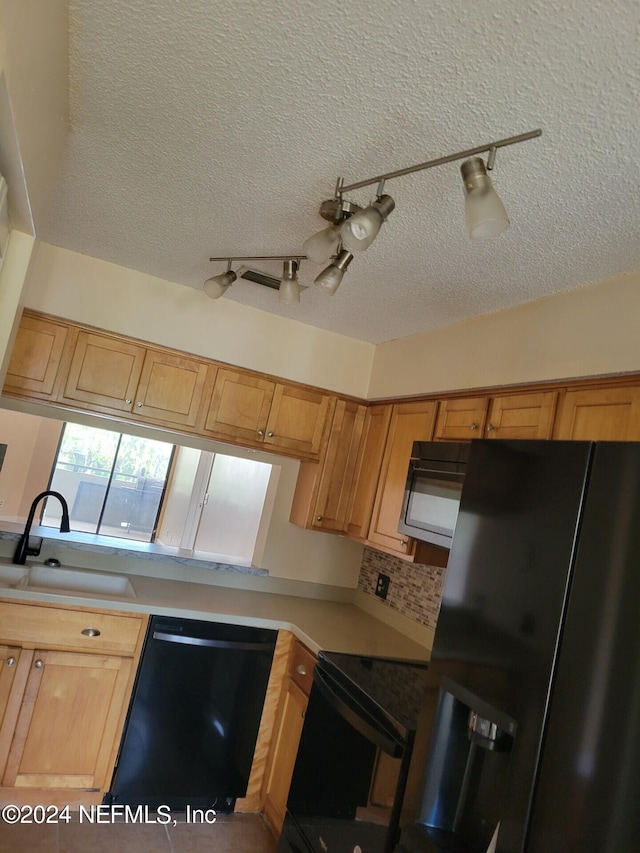 kitchen featuring sink, black appliances, a textured ceiling, and ceiling fan