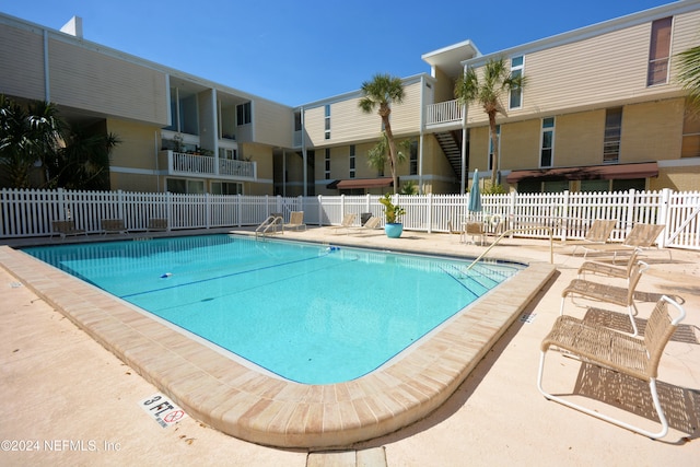 view of swimming pool featuring a patio