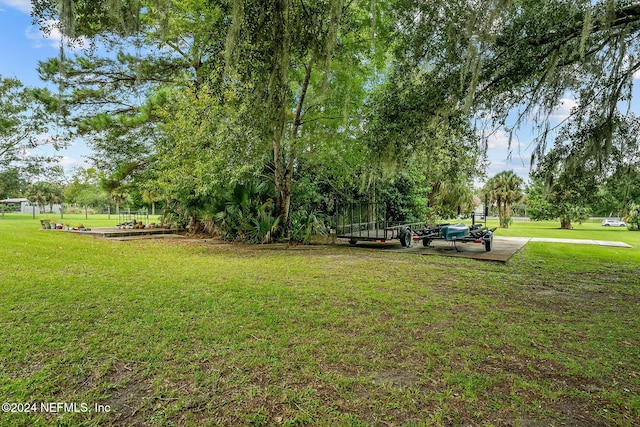 view of property's community featuring a lawn