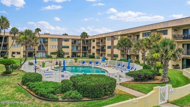 view of swimming pool featuring a yard