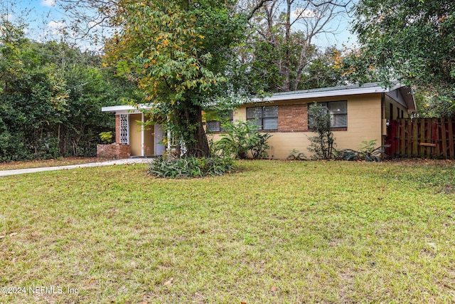 view of front of house featuring a front yard