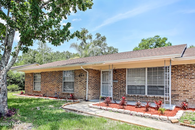 single story home with a front lawn