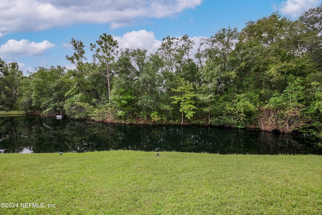 view of yard featuring a water view