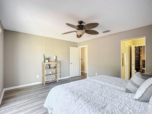 bedroom featuring a textured ceiling, hardwood / wood-style flooring, and ceiling fan