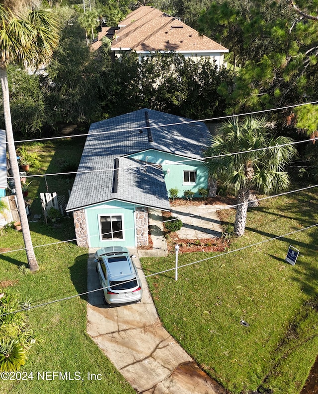 view of front of house with a front lawn