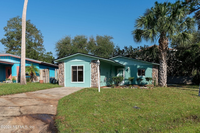 single story home with a front yard