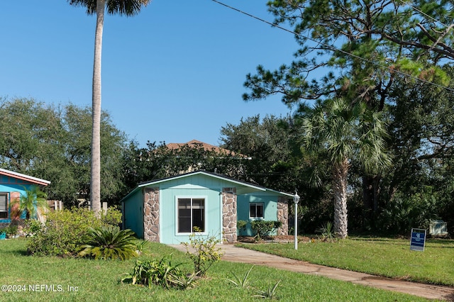 view of front of house featuring a front lawn