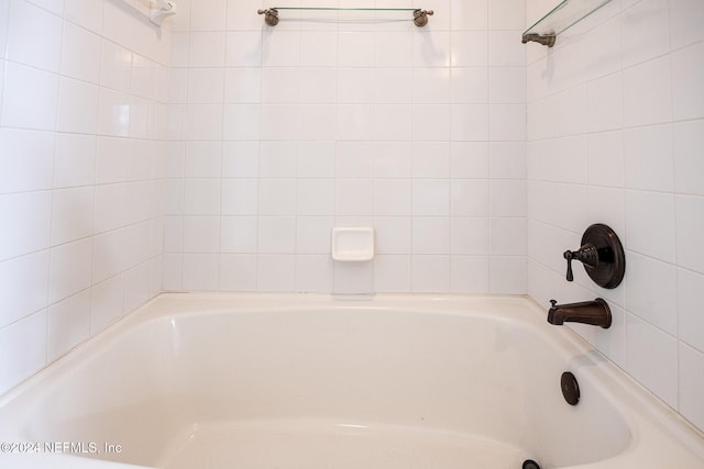 bathroom featuring tiled shower / bath