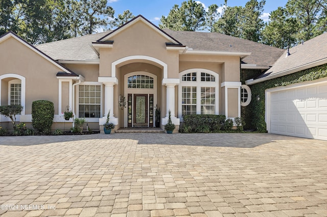 view of front facade featuring a garage