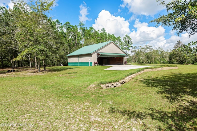 view of yard with a garage