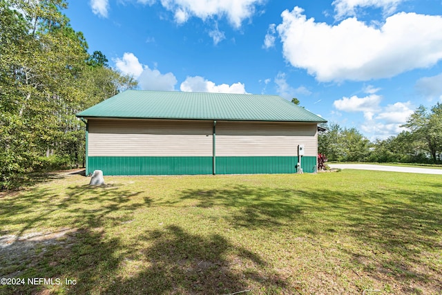 view of side of property featuring a yard