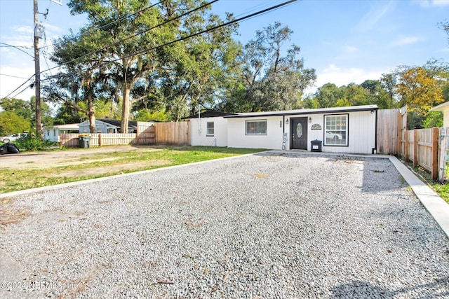 single story home with a front yard