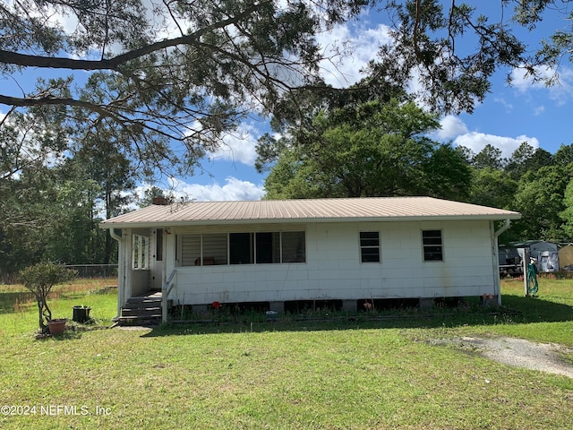 view of front of home featuring a front yard