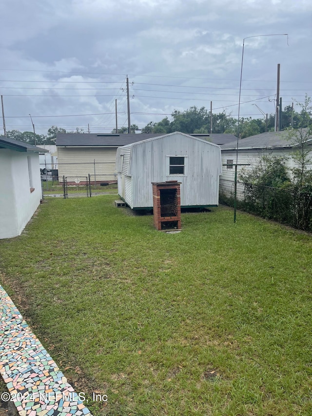 view of yard with a shed