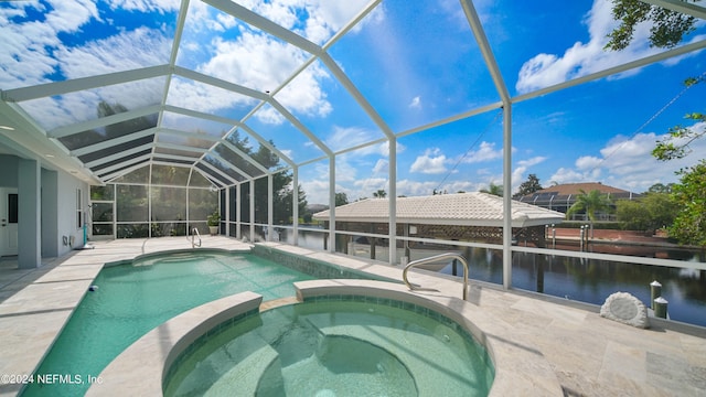 view of pool with an in ground hot tub, a patio, a water view, and a lanai