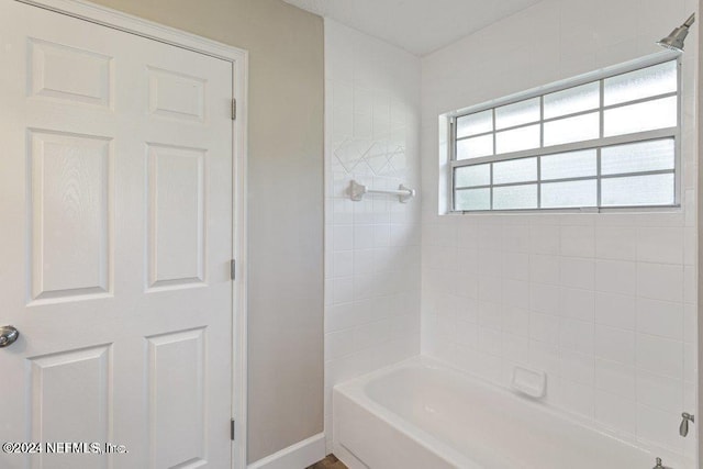 bathroom featuring tiled shower / bath combo