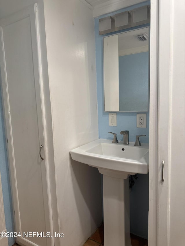 bathroom featuring crown molding