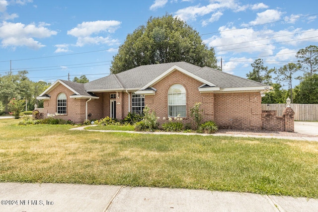 ranch-style house featuring a front lawn