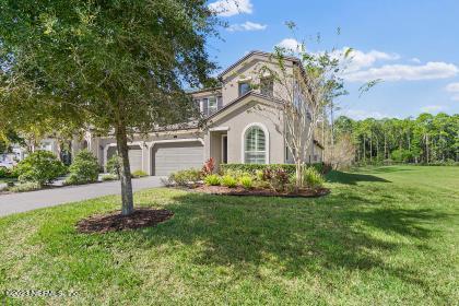 view of front of property featuring a front yard and a garage