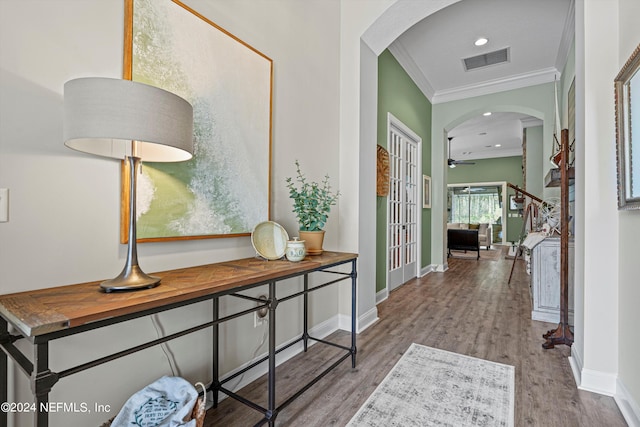 entryway with ornamental molding, light wood-type flooring, and ceiling fan