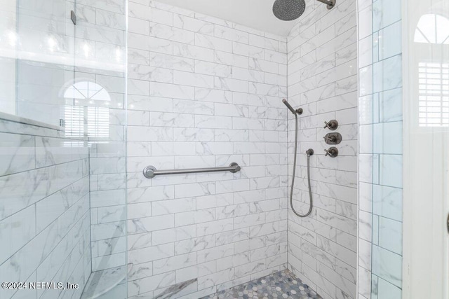 bathroom featuring a tile shower