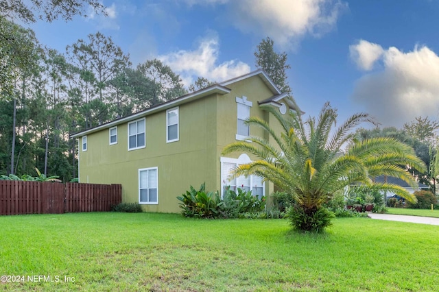 view of side of property featuring a lawn