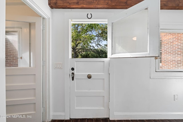 entryway featuring baseboards