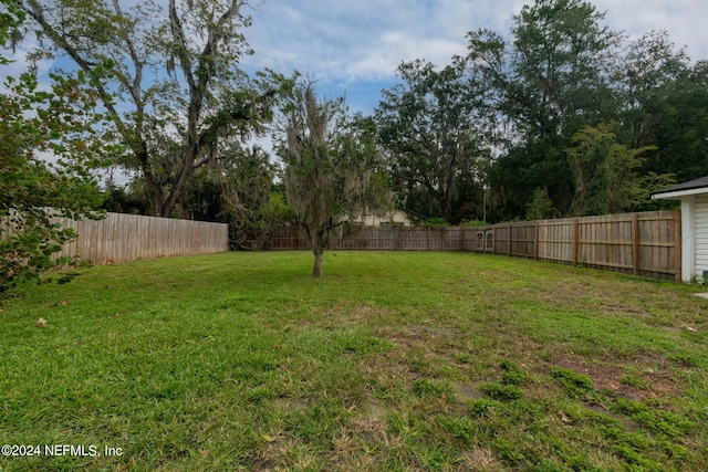 view of yard featuring a fenced backyard