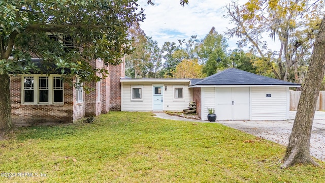 view of front of house featuring a front lawn and brick siding