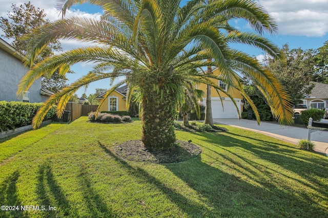 view of front of property featuring a front lawn