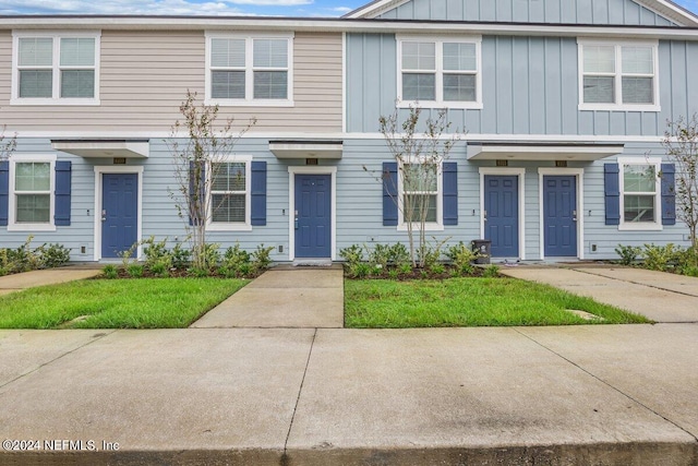 view of front of property featuring a front yard