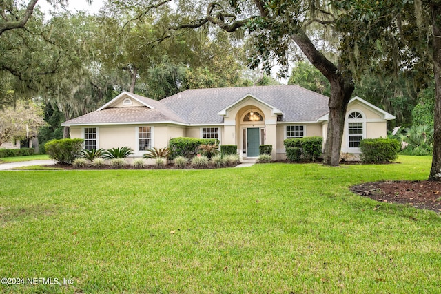 single story home featuring a front lawn