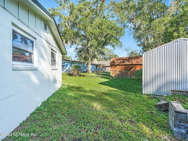 view of yard featuring a storage shed