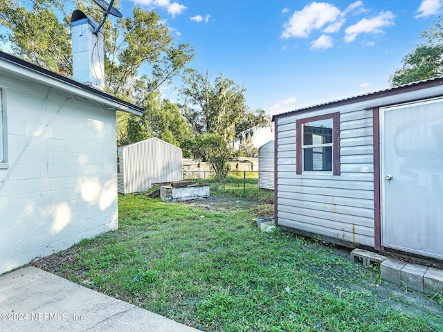 view of yard featuring a storage unit