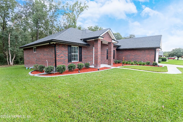 view of front facade with a front lawn