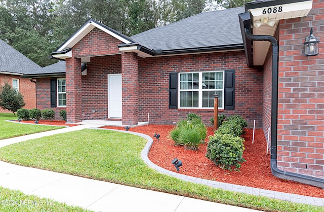 view of front facade featuring a front lawn