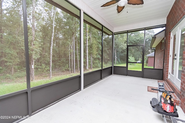 unfurnished sunroom with a healthy amount of sunlight and ceiling fan