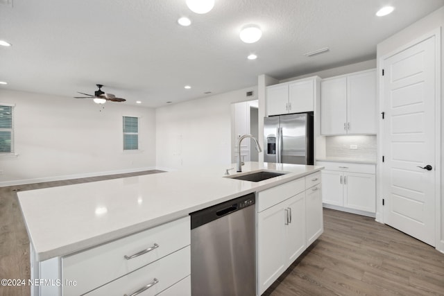 kitchen with recessed lighting, stainless steel appliances, wood finished floors, a sink, and ceiling fan