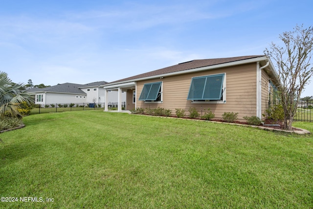 view of front of property featuring a front lawn and fence