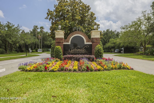 community sign with a lawn