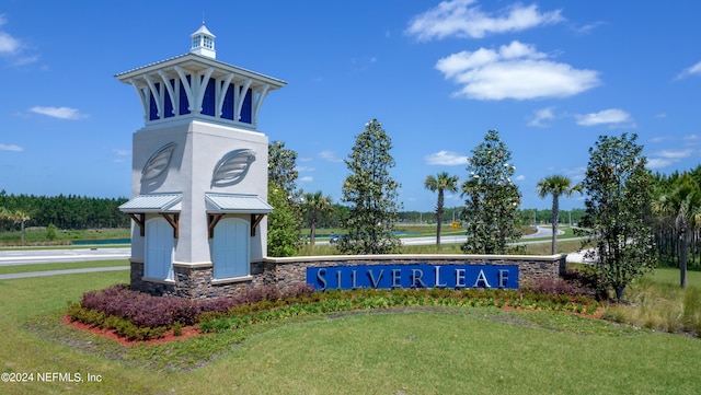 community sign featuring a yard